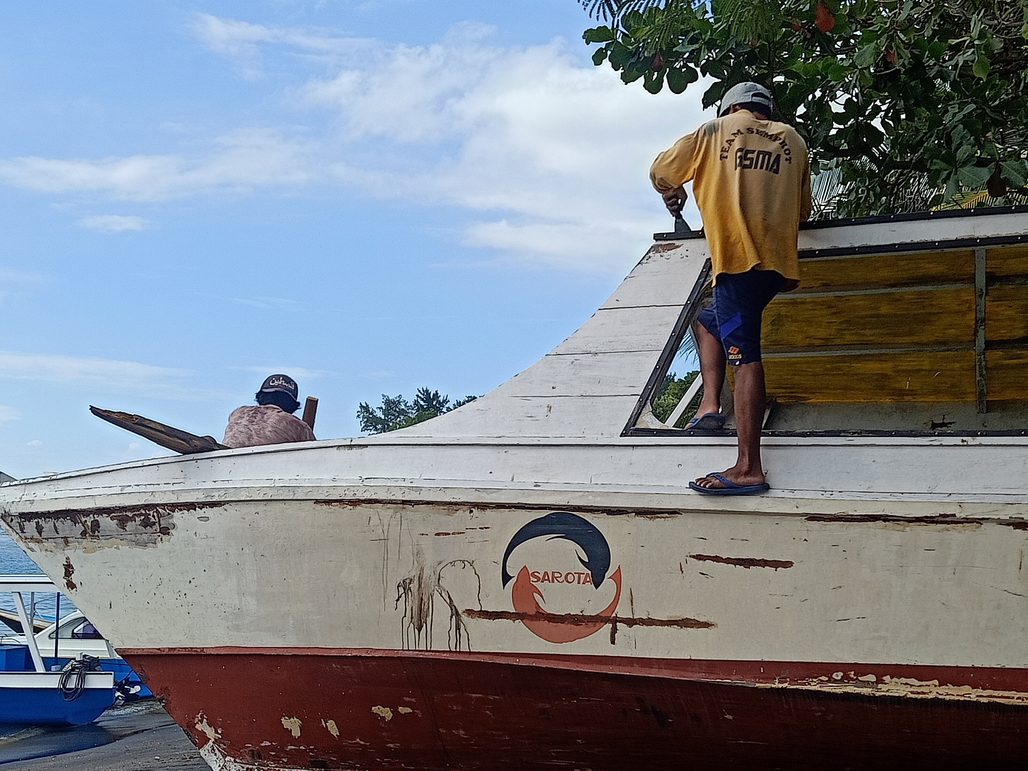 WAKTU LUANG: Seorang nelayan melakukan perbaikan kapal di pinggir pantai Pemenang, Lombok Utara, beberapa waktu lalu.