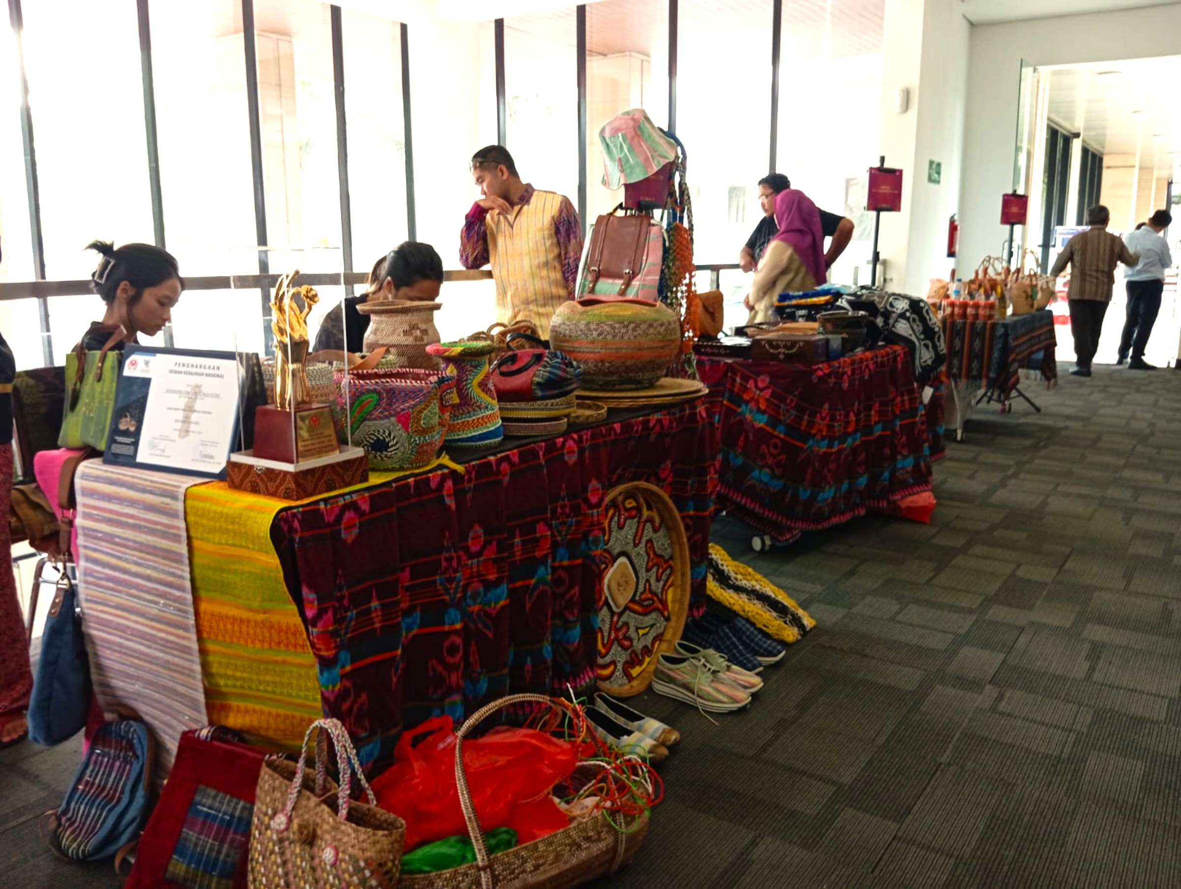 PERLUAS AKSES: Deretan UMKM binaan BI NTB yang dihadirkan dalam salah satu kegiatan di gedung serbaguna BI NTB, beberapa waktu lalu.