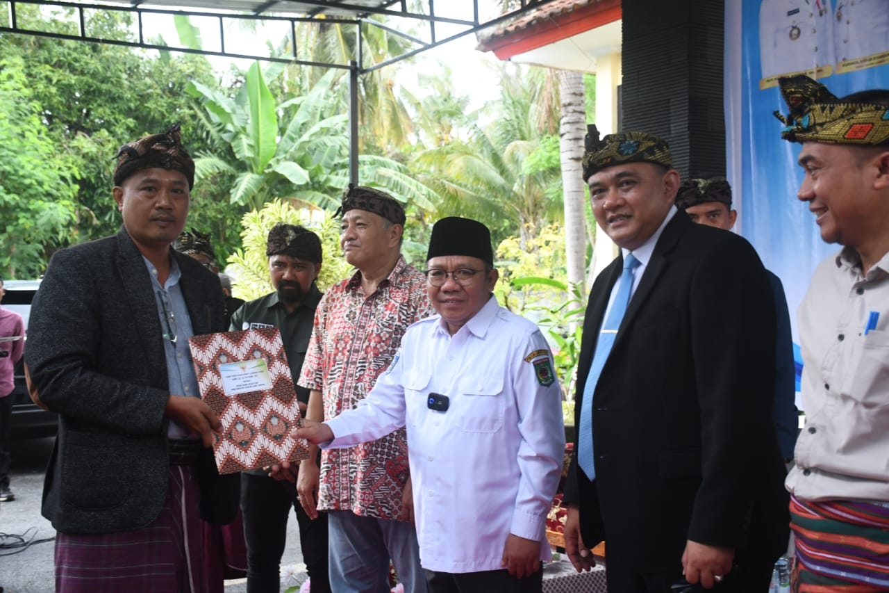 IDENTITAS BUDAYA: Bupati Najmul Akhyar menyerhkan SK penetapan terhadap 12 masyarakat hukum adat, beberapa waktu lalu