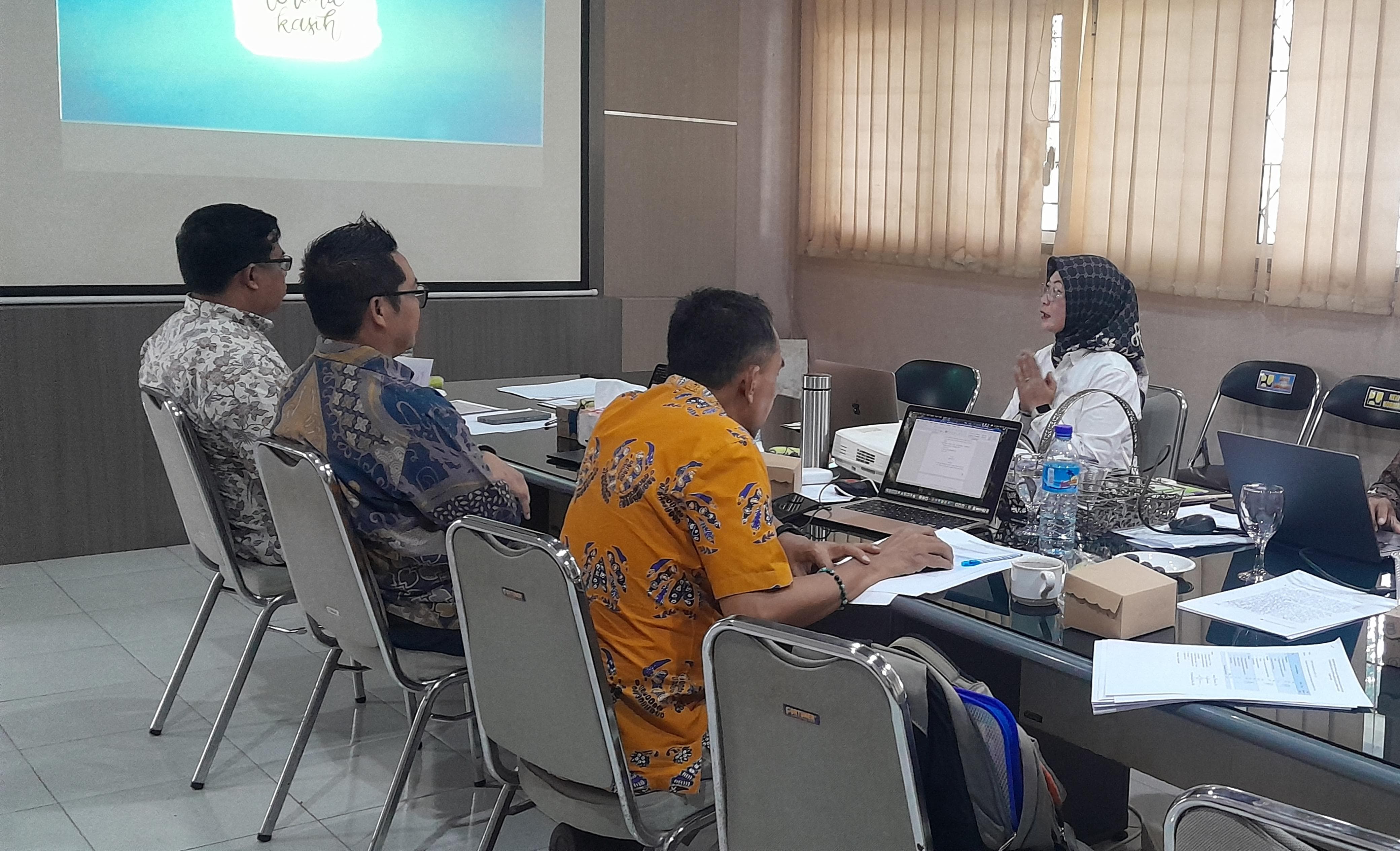 PAPARKAN KINERJA: Kepala Dinas Perhubungan Baiq Yeni Satria Ekawati saat mengikuti job fit, pekan lalu.