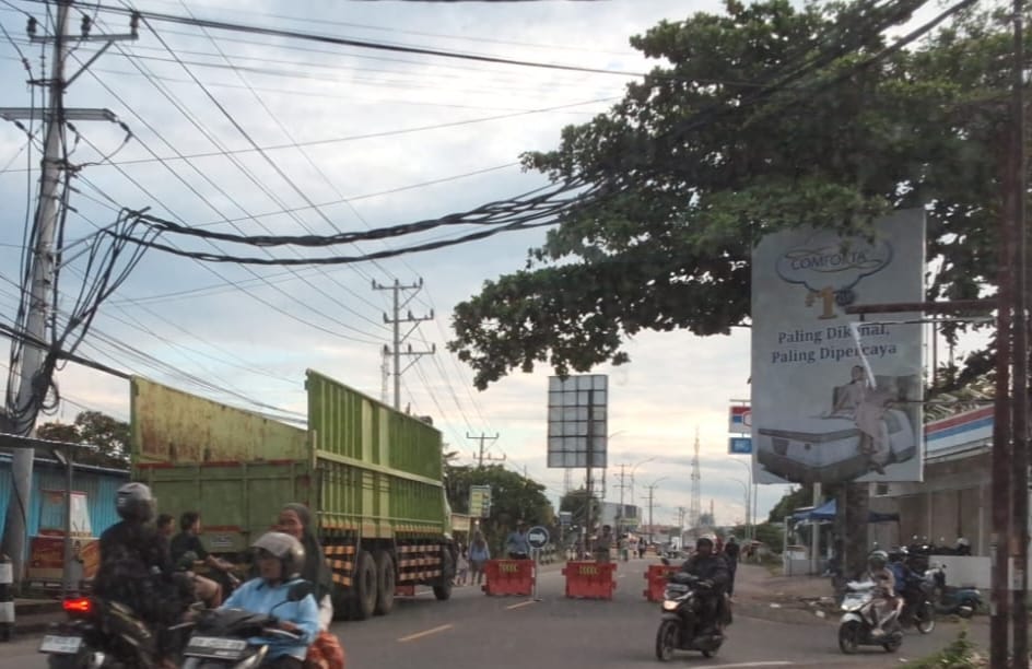 PERLU DIKAJI: Sebuah truk Fuso tampak berhenti di jalan raya Tanjung, Minggu pagi. Kendaraan ini tidak bisa melintas karena ada CFD