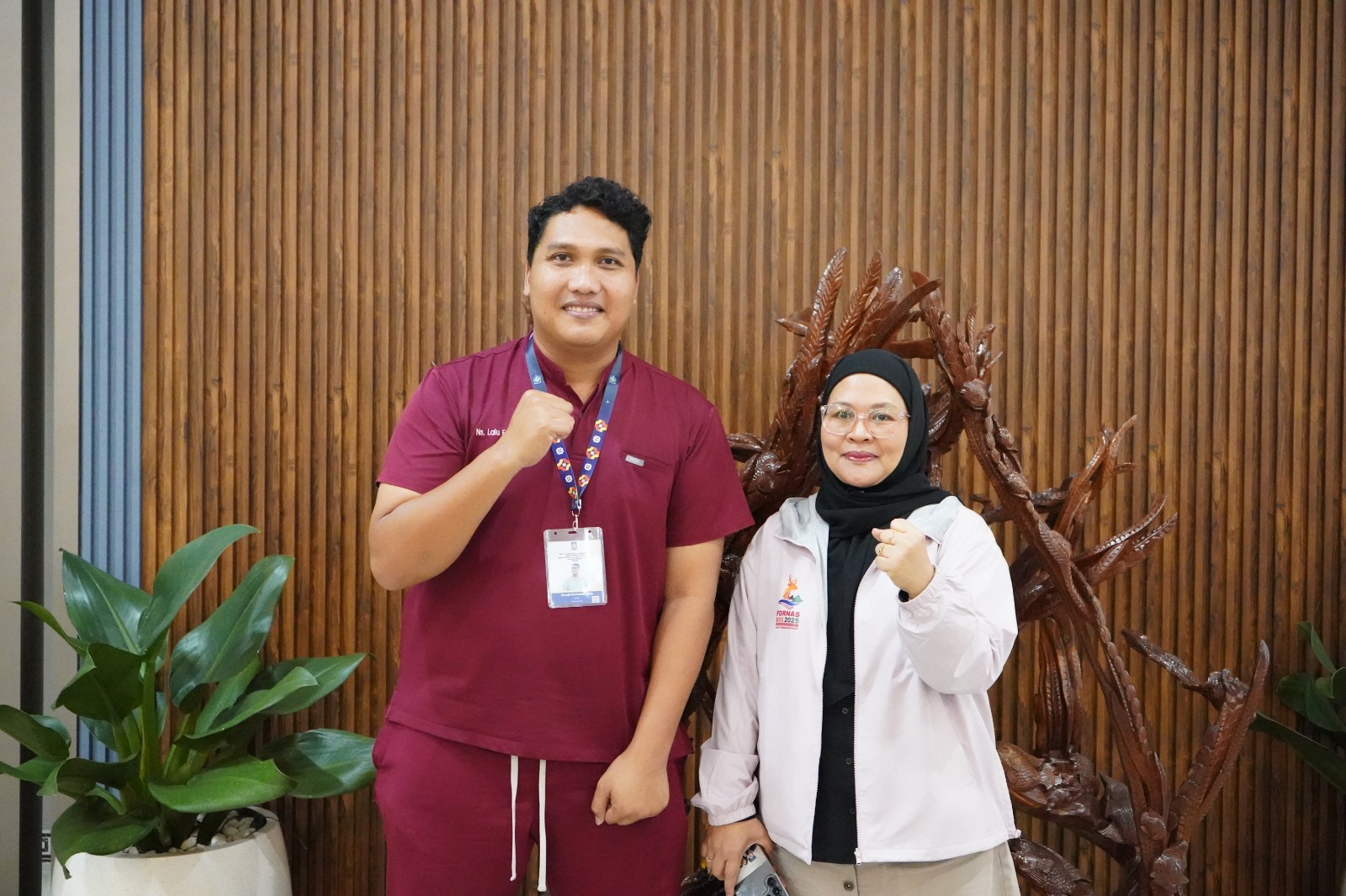 Direktur RS Mandalika dr Oxy Cahyowahyuni (kanan) bersama perawat RS Mandalika Ns Lalu Feri Susanto S.kep  yang diberangkatkan bersama Tim Medis Pemprov NTB untuk membantu korban banjir Aceh Sumatera