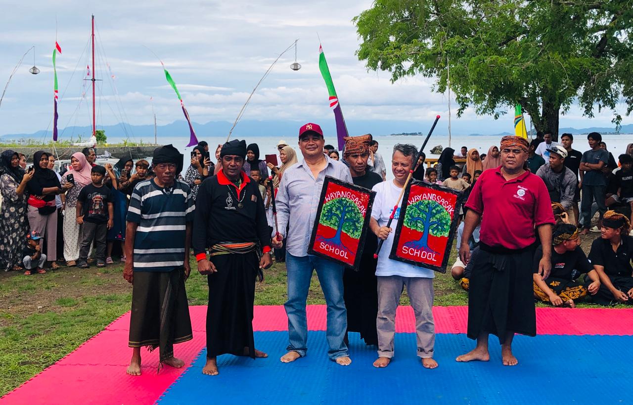 SEMARAK: Kepala Dinas Pariwisata Lombok Barat bersama Wakil Ketua DPRD Lobar yang juga pelaku wisata Sekotong Abubakar Abdullah saat membuka acara Presean dalam acara Gili Gede Begawe, Sabtu (20/12).
