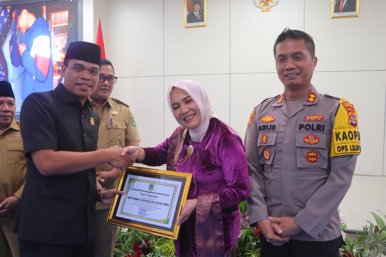 Ketua Bhayangkari Cabang Lombok Utara Heny Agus Purwanta menerima penghargaan sebagai Wanita Inspiratif Pemberdaya Perempuan Daerah Terpencil.