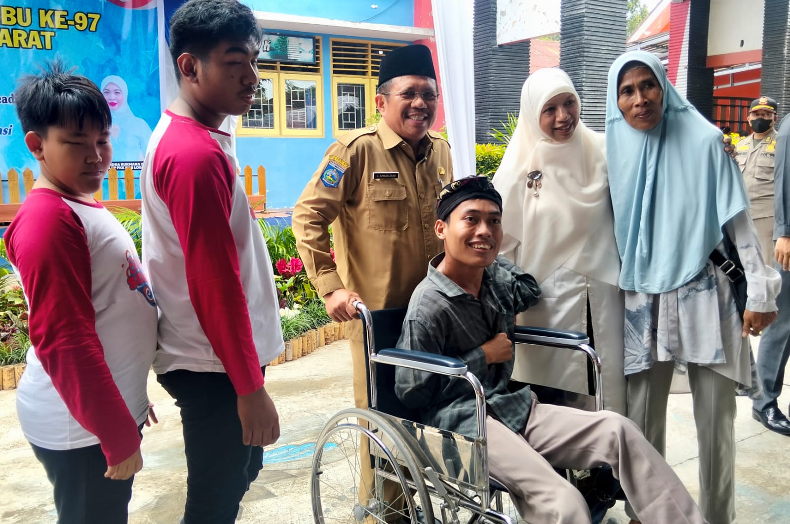 Bupati Lombok Barat Lalu Ahmad Zaini dan Wakil Bupati Nurul Adha menghadiri puncak peringatan Hari Ibu di SLB Negeri I Lombok Barat, Desa Dasan Geria, Kecamatan Lingsar, Senin (22/12).