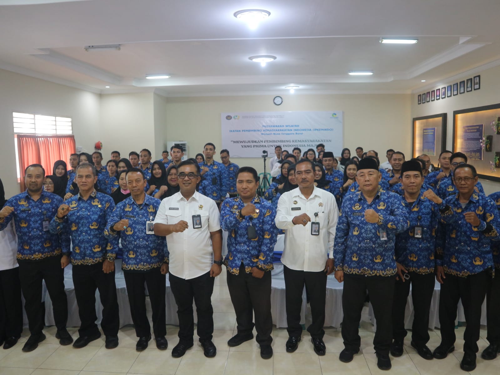 SEMANGAT: Penutupan Muswil Ipkemindo NTB ditutup oleh Kakanwil Ditjenpas NTB Anak Agung Gde Krisna di Kantor Bapas Mataram, Senin (22/12).