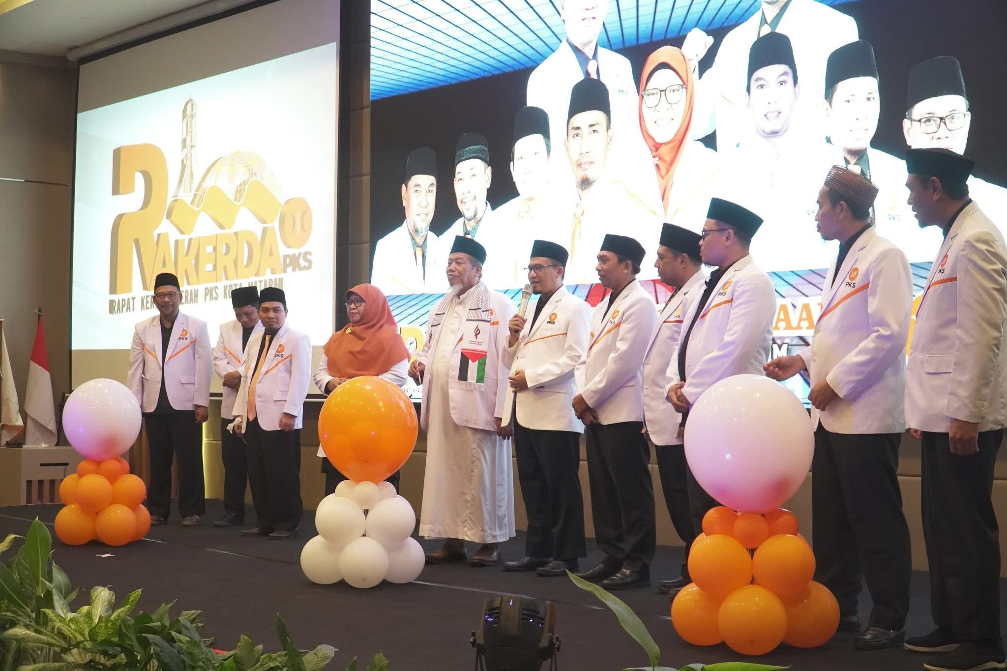 Ketua DPW PKS NTB Uhibussa&rsquo;adi saat memberikan arahan dalam Rakerda PKS Kota Mataram.