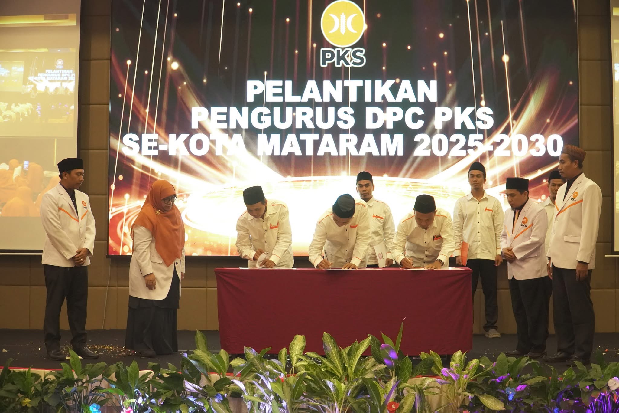 Momen penandatanganan dokumen pelantikan pengurus DPC PKS se Kota Mataram 2025-2030