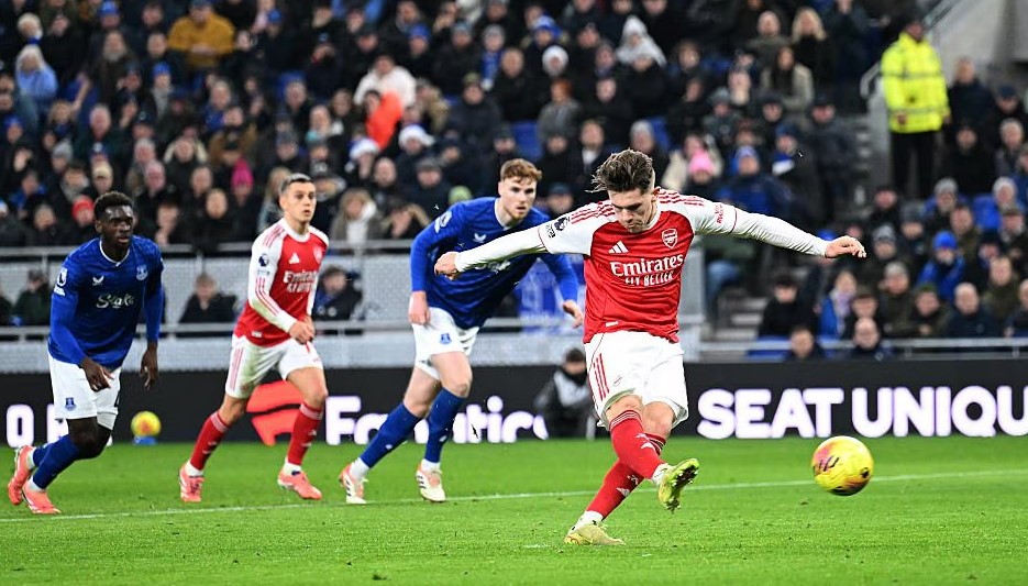 Viktor Gyokeres mencetak gol lewat titik putih saat Arsenal menghadapi Everton.