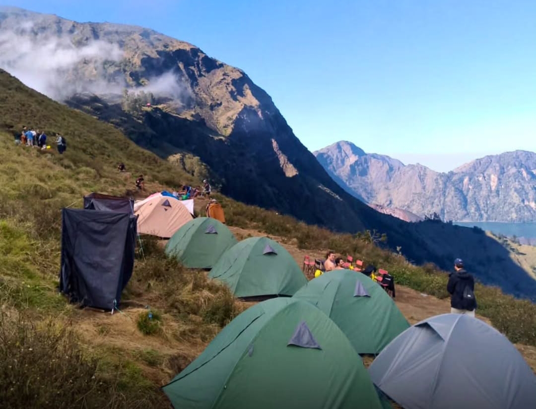 Aktivitas berkemah pendaki di salah satu area perkemahan Gunung Rinjani.