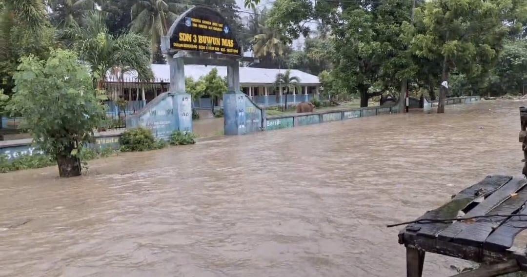 Banjir menggenangi ruas provinsi Sepi-Pengantap di depan SDN 3 Buwun Mas, Kecamatan Sekotong, Lombok Barat. DPRD NTB mendorong rekonstruksi jalan provinsi ini tahun depan.