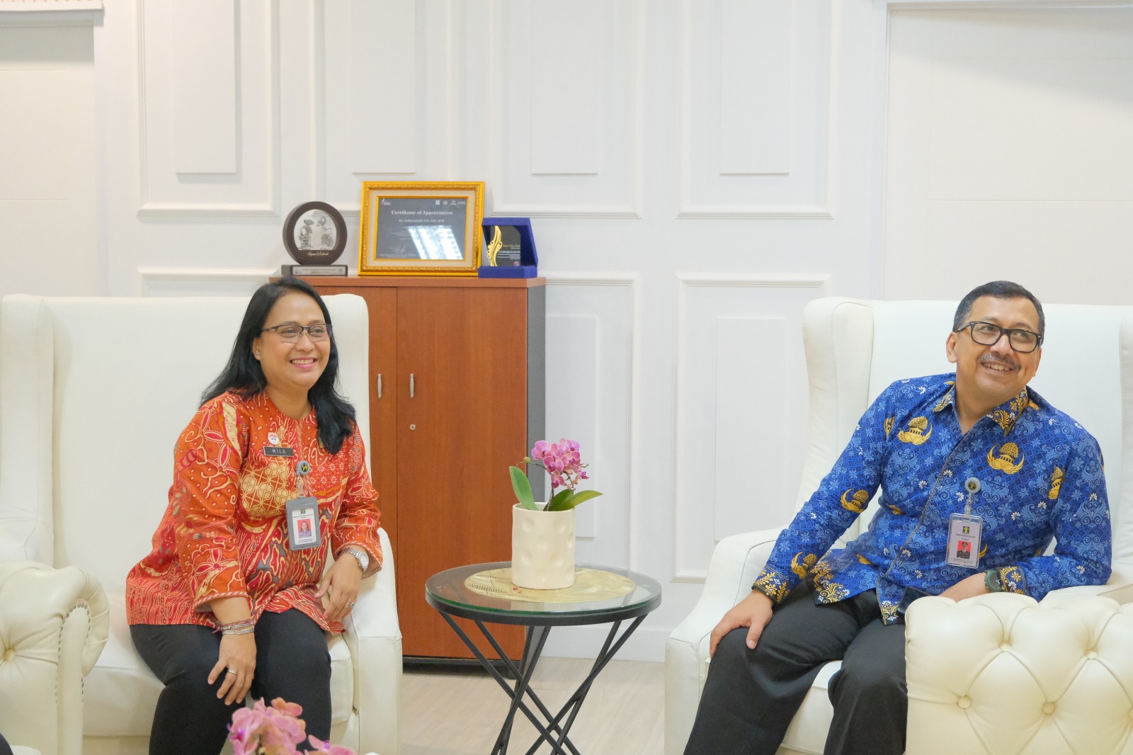 Kepala Kantor Wilayah Kementerian Hukum NTB, I Gusti Putu Milawati (kiri) berbincang dengan Sekretaris Jenderal Kekayaan Intelektual Andrieansjah.