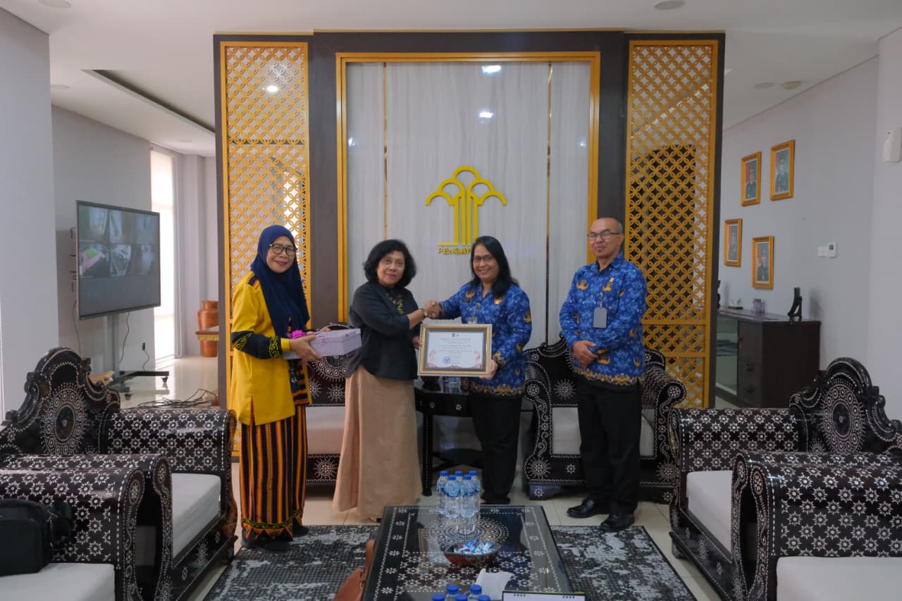 Kakanwil Kemenkum NTB I Gusti Putu Milawati menerima penghargaan dari Badan Kerja Sama Organisasi Wanita (BKOW) Provinsi NTB dalam rangka Peringatan Hari Ibu, Senin (22/12).