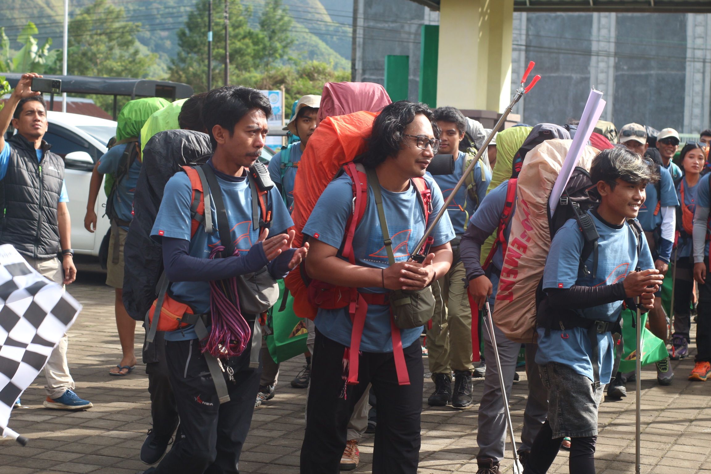 RINJANI MERIRI : Puluhan peserta Rinjani Meriri saat dilepas di Balai Taman Nasional Gunung Rinjani Resort Sembalun untuk melakukan pembersihan dan perbaikan jalur di Gunung Rinjani.