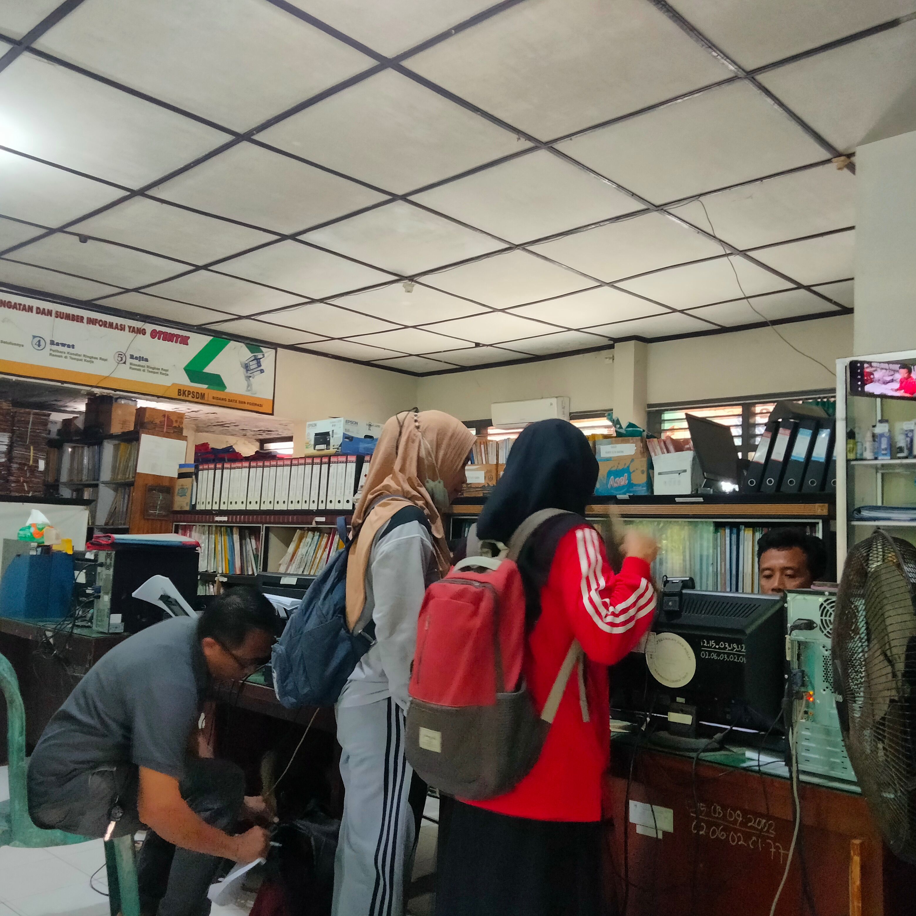 PPPK PARO WAKTU: Dua orang honorer sedang mengurus berbagi keperluan administrasi pengangkatan PPPK paro di Kantor BKPSDM Lotim.