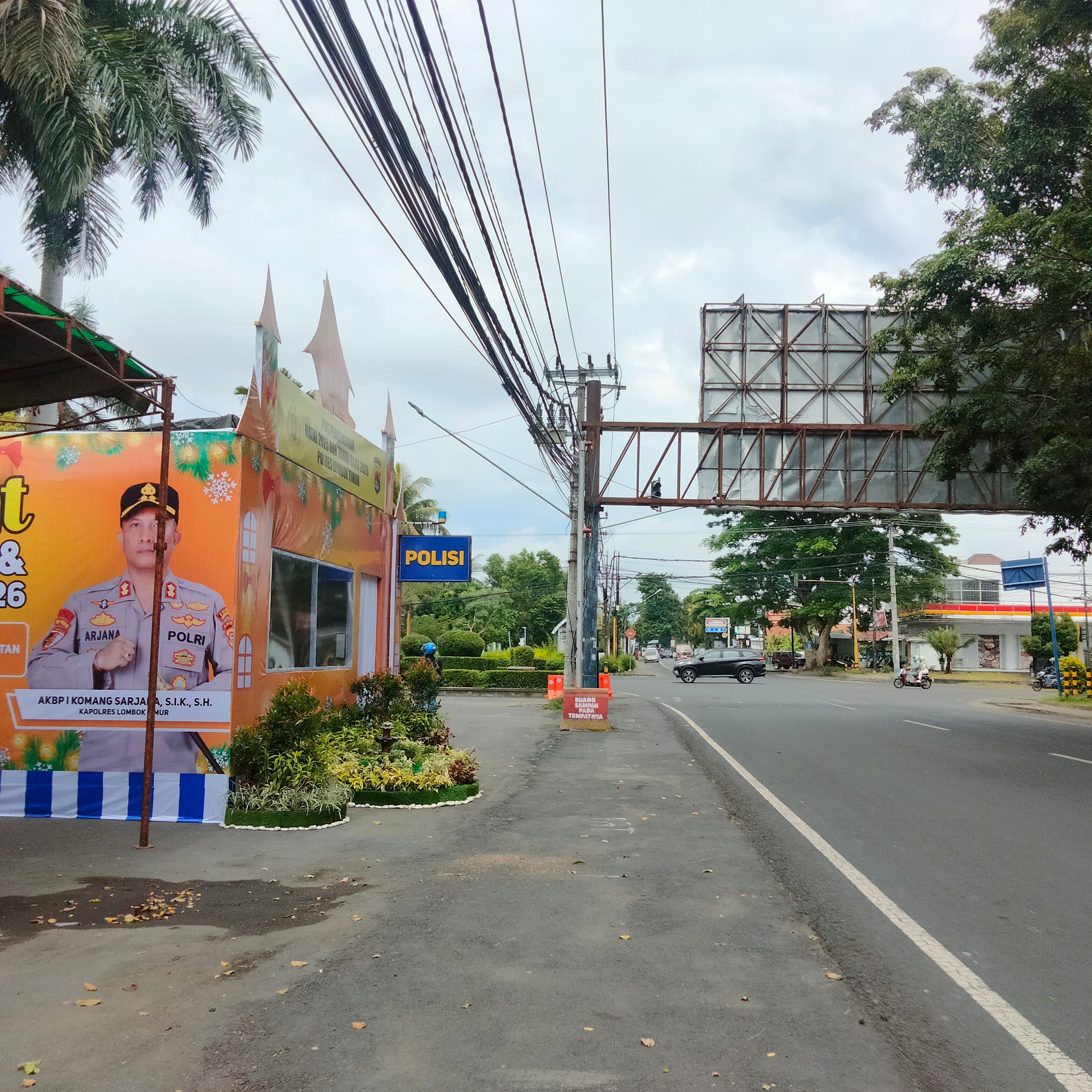 Sejumlah kendaraan sedang melintas di depan Pos Pengamanan Natal dan tahun Baru (Nataru) 2025 di depan Taman Rinjani Selong.