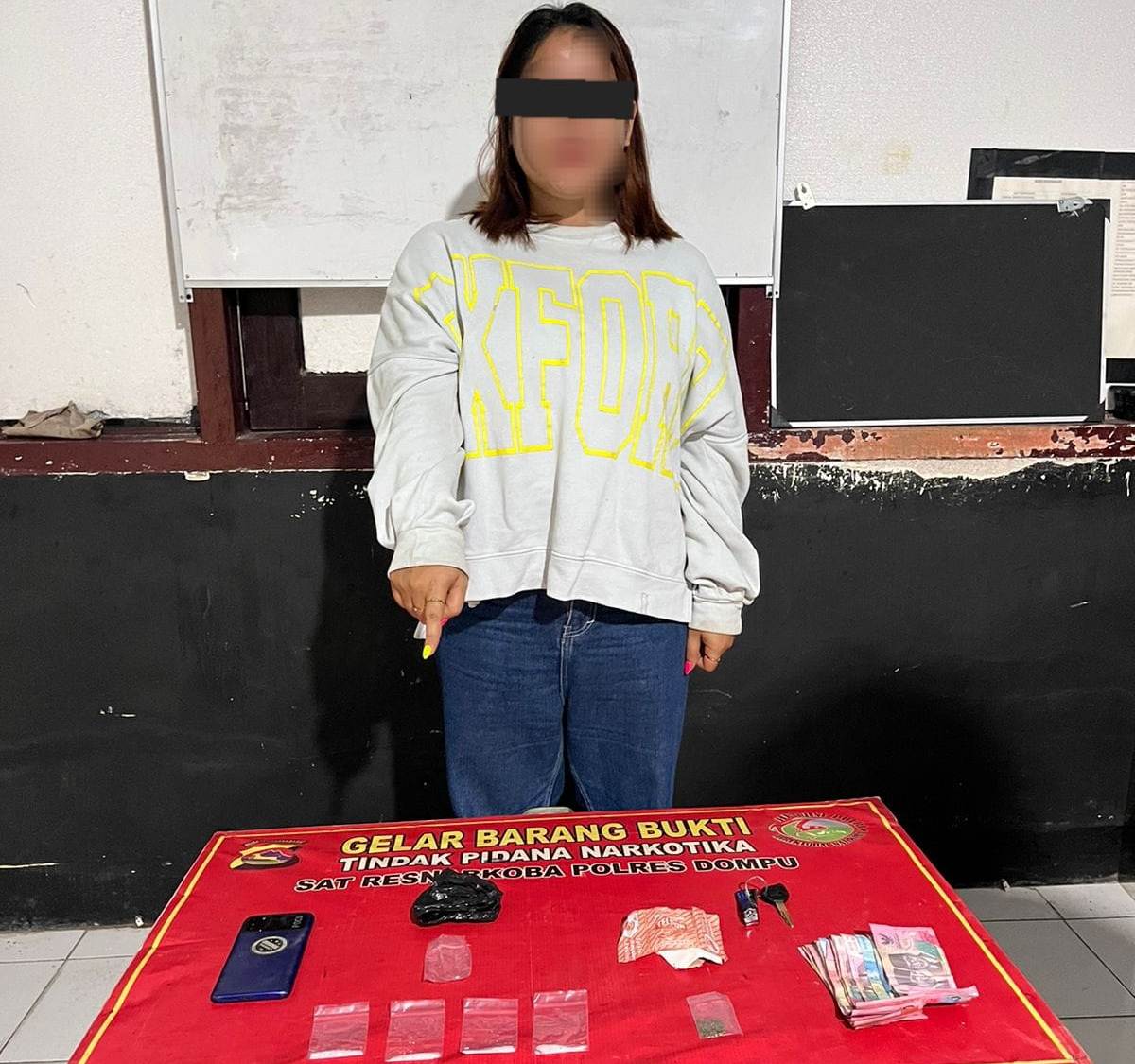 DITANGKAP: IRT pengedar sabu M diamankan bersama barang bukti sabu dan lainnya di Polres Dompu, beberapa hari lalu.