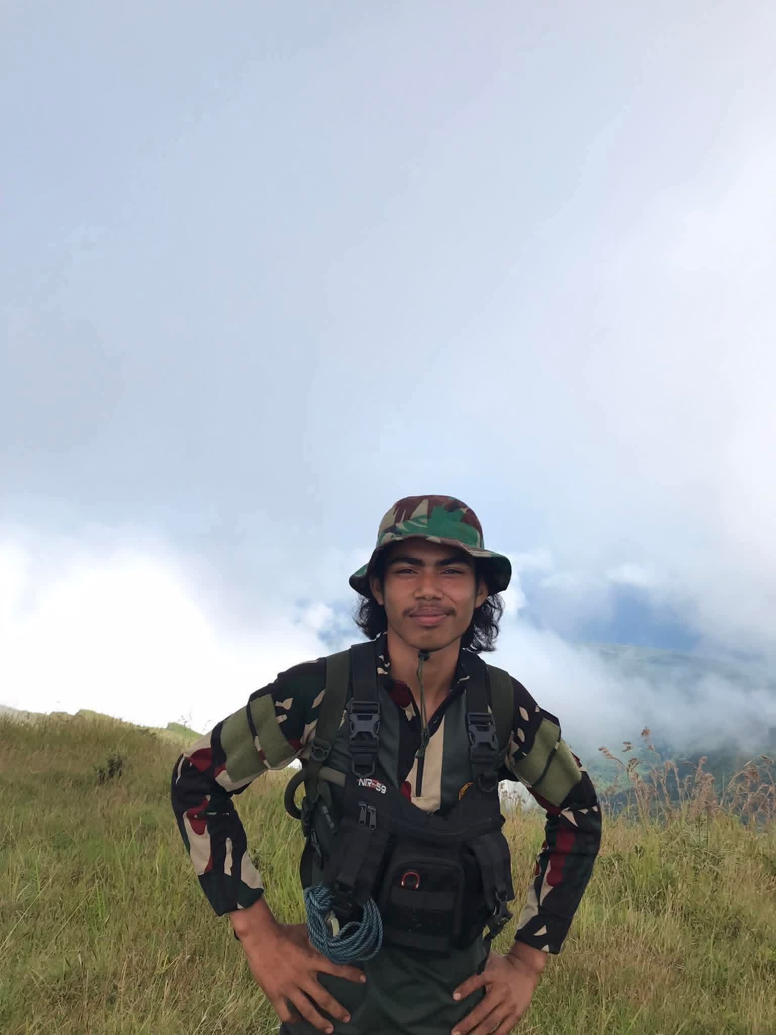 Kifen berpose di Gunung Sangeang Api sebelum dinyatakan hilang, pekan lalu.