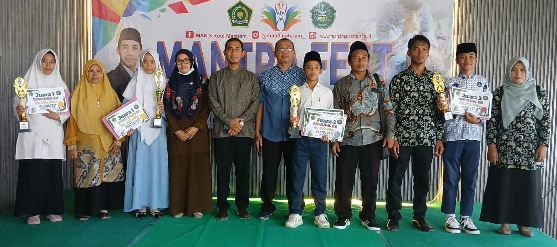 Kepala MAN 3 Mataram Lalu Mufti Sadri  bersama siswa yang meraih juara dalam berbagai lomba meriahkan milad. Milad ke-7 MAN 3 Mataram, Mantra Festival tegaskan eksistensi madrasah berprestasi.