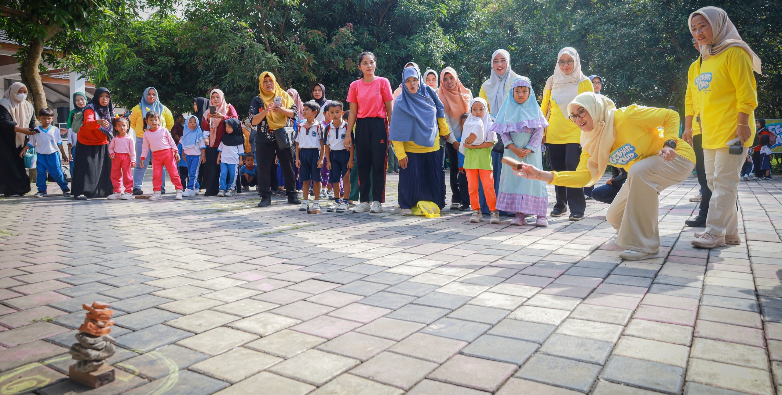 Bunda PAUD Kota Mataram Hj Kinnastri Mohan Roliskana bersama anak-anak bermain katuk (tradisional)  pada Gebyar PAUD Mataram di RTH Pagutan. Gebyar PAUD Mataram jadi penguat wajib belajar 13 tahun.