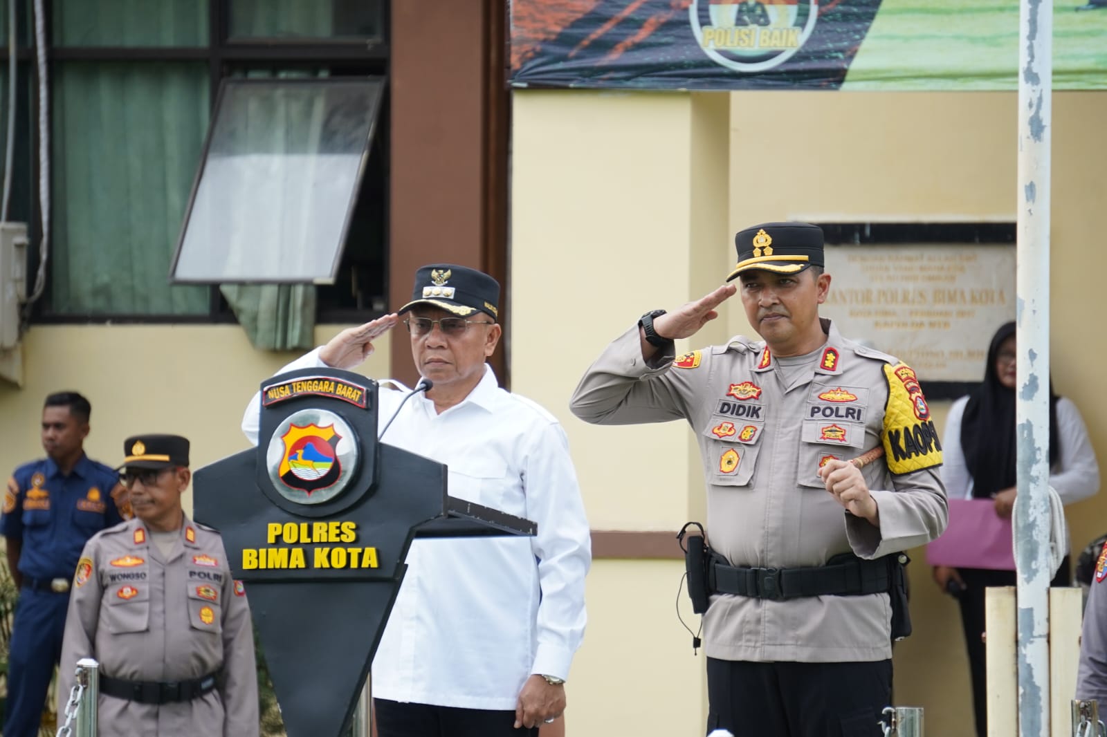 GELAR PASUKAN: Wali Kota Bima HA Rahman H Abidin dan Kapolres Bima Kota AKBP Didik Putra Kuncoro memimpin gelar pasukan Operasi Lilin 2025, Minggu (21/12).