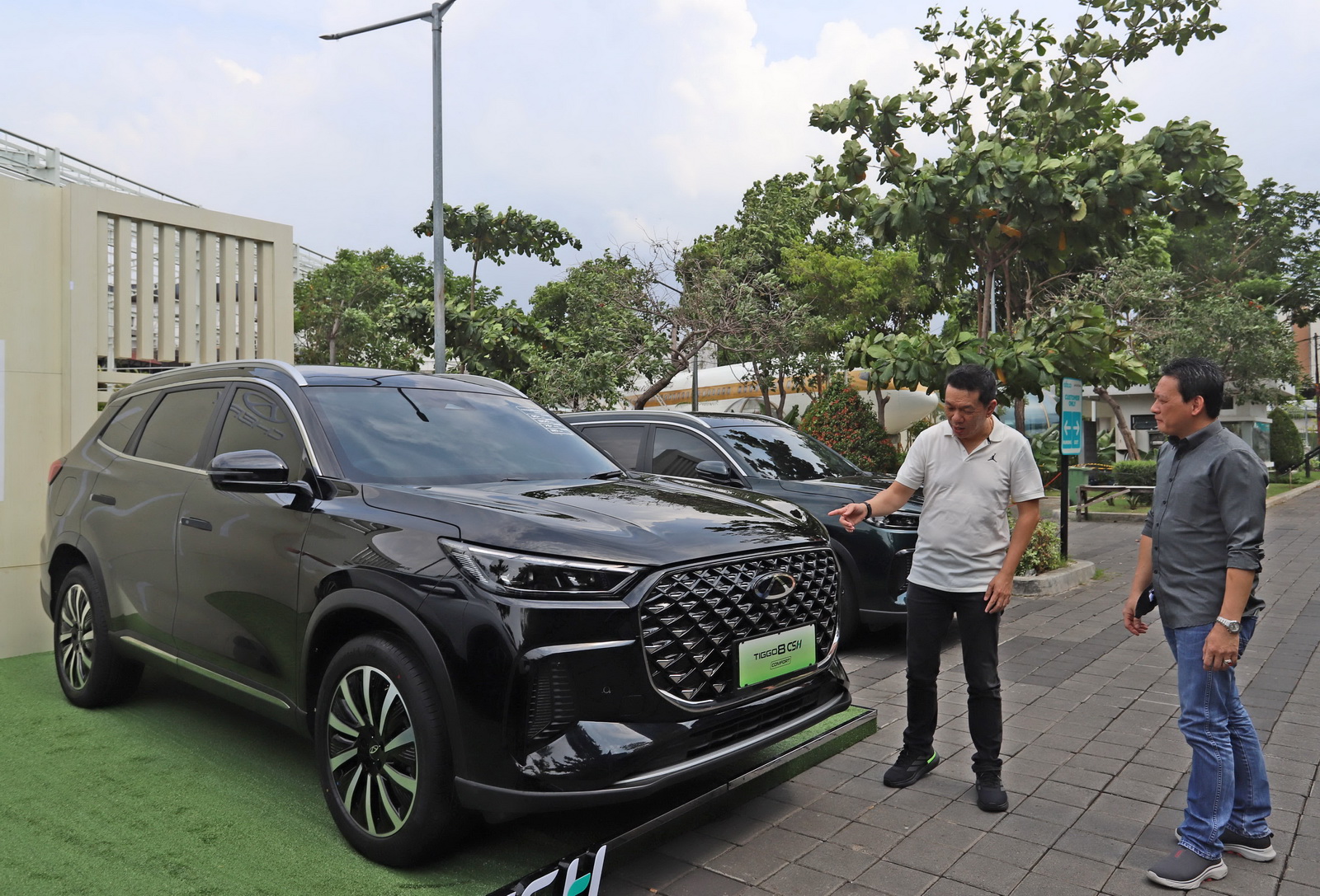 Operation Manager PT Mentari Cakra Sakti Jemmy Tan (kanan) bersama Operation Manager PT Manang Sukses Abadi Gunardi Luwardi  memperkenalkan mobil hybrid Tiggo 8 CSH di Surabaya, Sabtu (20/12).