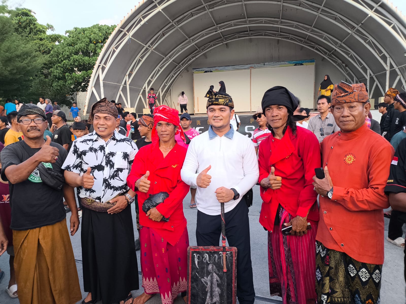 Kepala Dispar Kota Mataram berfoto dengan Ombak Tenang dan Angin Alus usai pagelaran peresean di Colloseum Loang Baloq, Minggu (21/12).