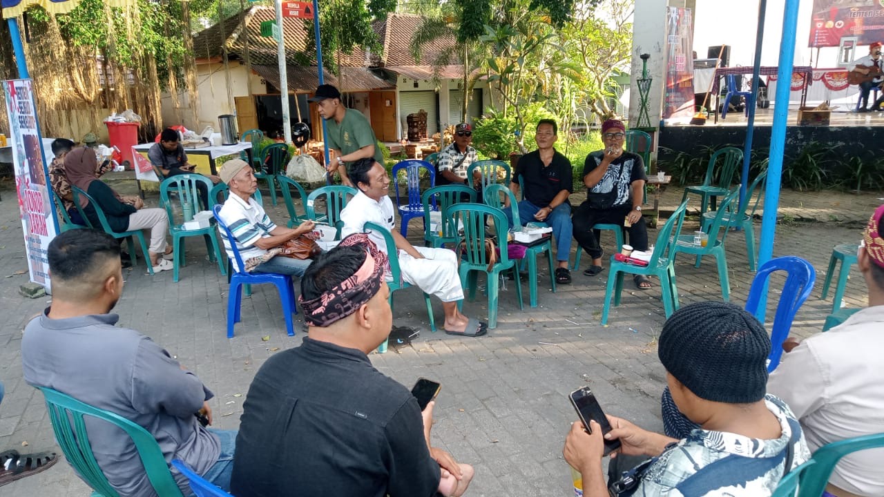Para pecinta keris dari berbagai perwkailan paguyuban tengah berbincang santai di sela acara Tenten Sejelo Sekelem di Pasar Seni Sayang-sayang, Minggu (21/12).