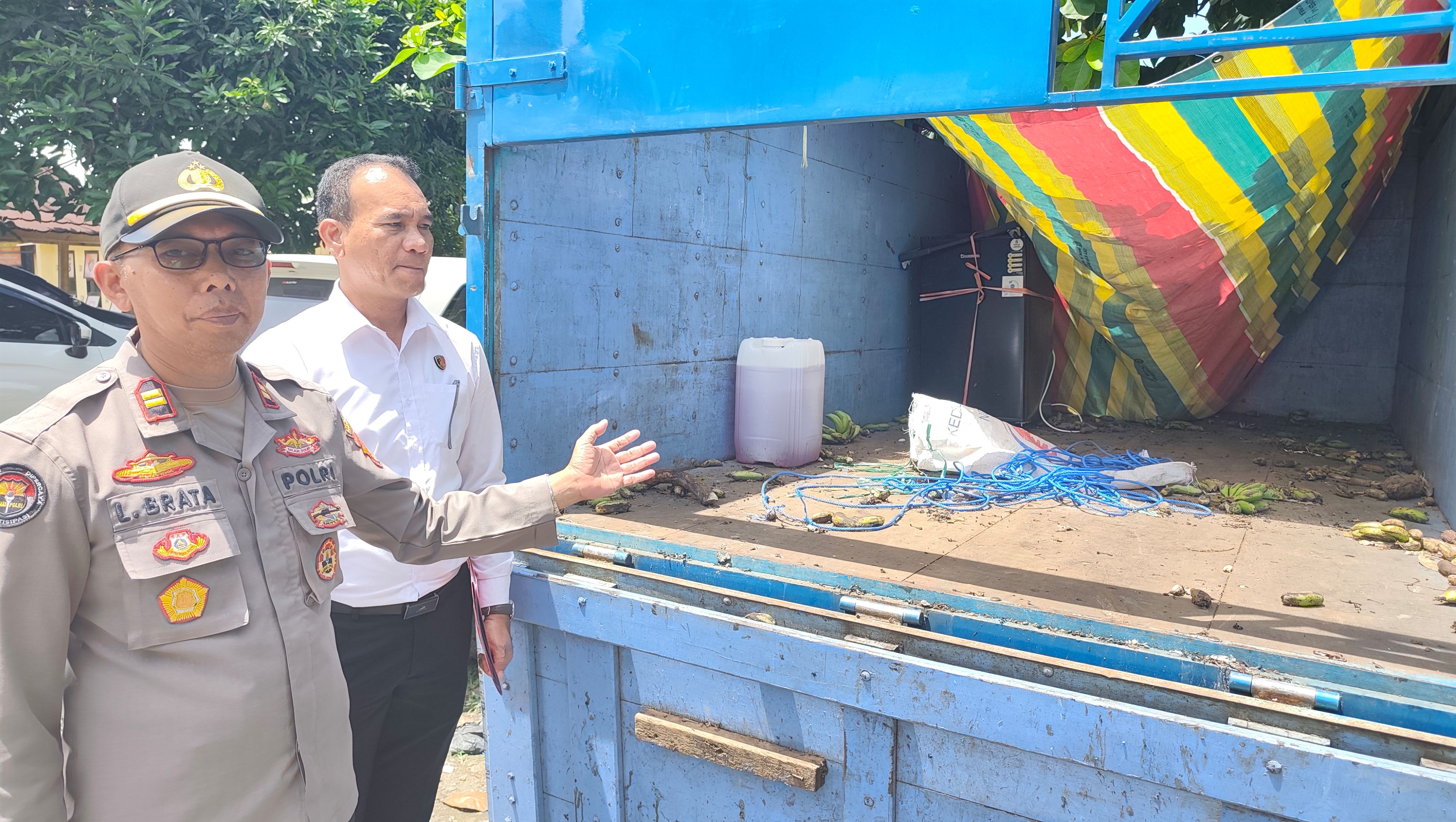 DIGAGALKAN: Kasi Humas Polres Loteng IPTU Lalu Brata Kusnadi menunjukkan truk dan lima unit motor yang hendal diselundupkan terduga pelaku ke Pulau Sumbawa, Senin (22/12).