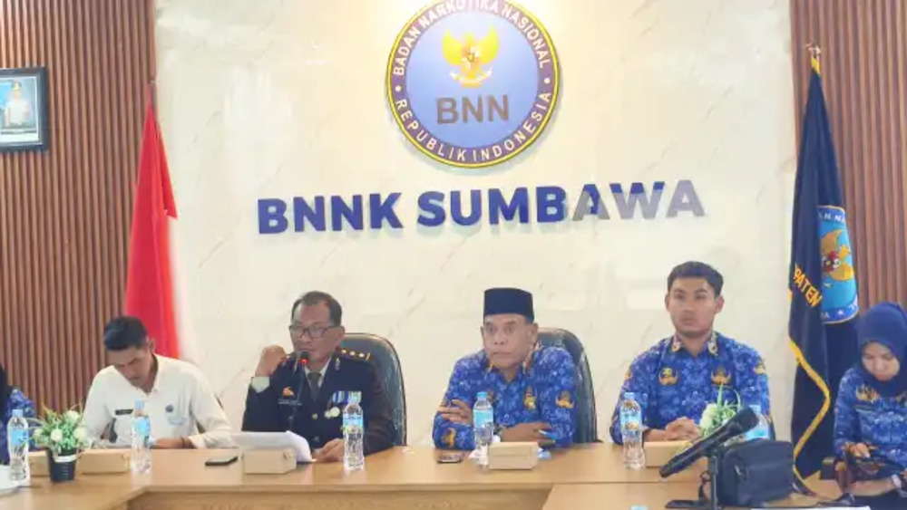 Kepala BNN Sumbawa AKBP Denny Priadi (dua kiri) menyampaikan hasil tes urine di kantor BNN setempat, Senin (22/12).