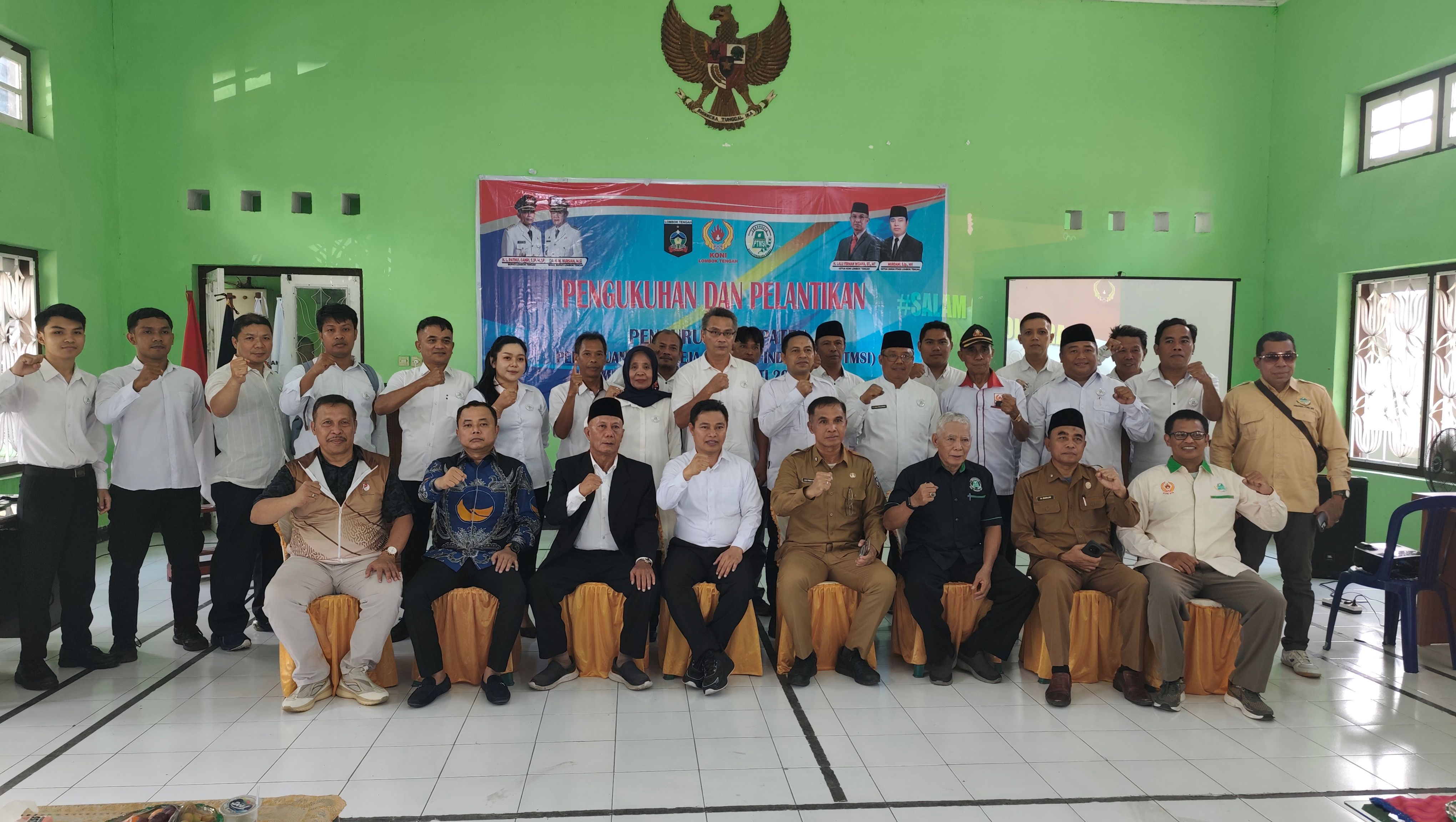 Ketua Koni Loteng Lalu Firman Wijaya turut menghadiri kegiatan pengukuhan dan pelantikan pengurus PTMSI Loteng 2025-2029 di aula kantor Dispora Loteng, Senin (22/12).