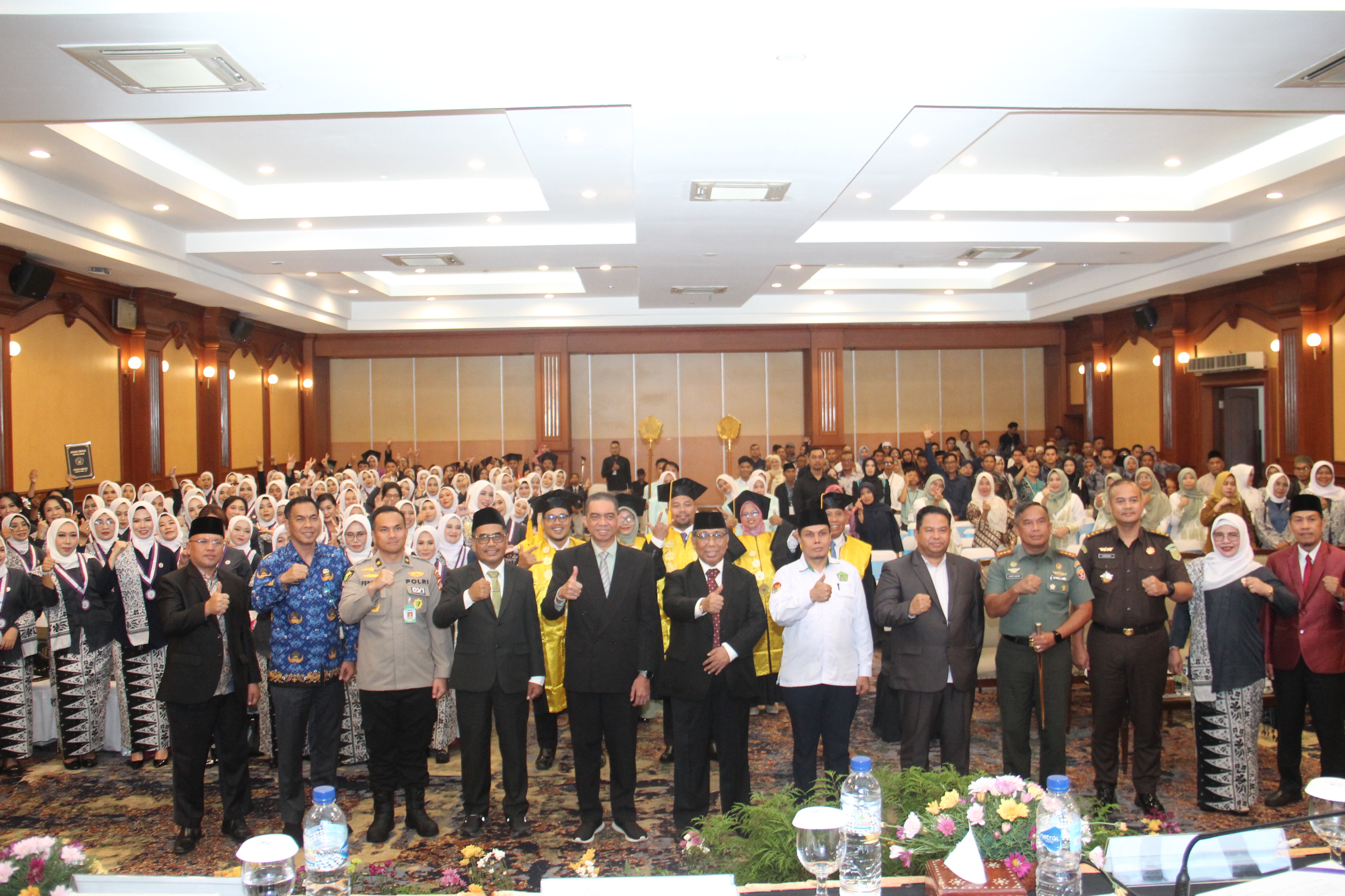 Foto bersama usai pelaksanaan wisuda dan pengambilan sumpah profesi STIKES HAMZAR, di Mataram, Senin (22/12).