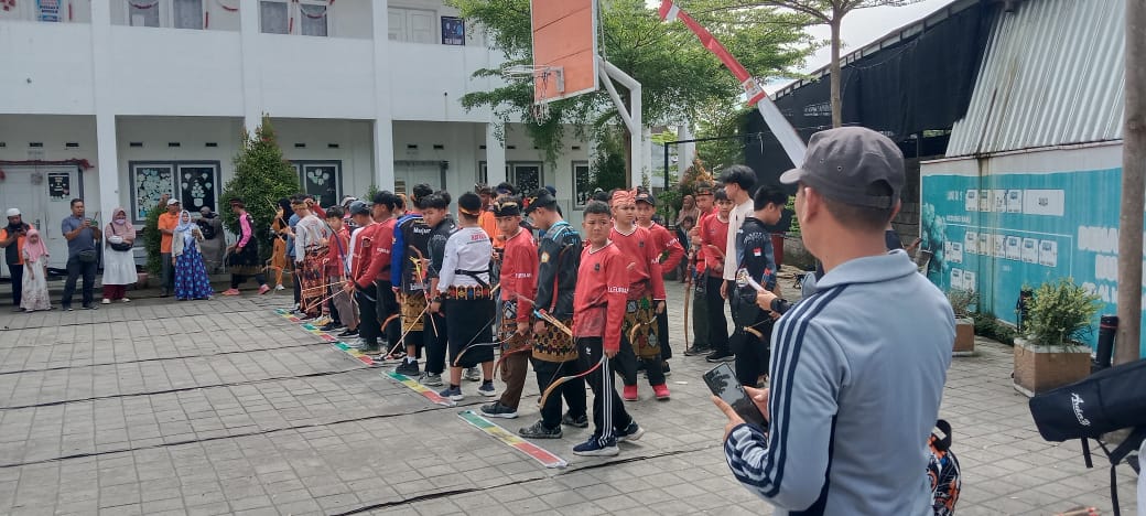 Para atlet panahan se-Pulau Lombok mengikuti Open Tournament Panahan Tradisional di SD Al Iqra Mataram, Minggu lalu (21/12). Redam candu gawai, SD Al Iqra Mataram gelar turnamen panahan tradisional.