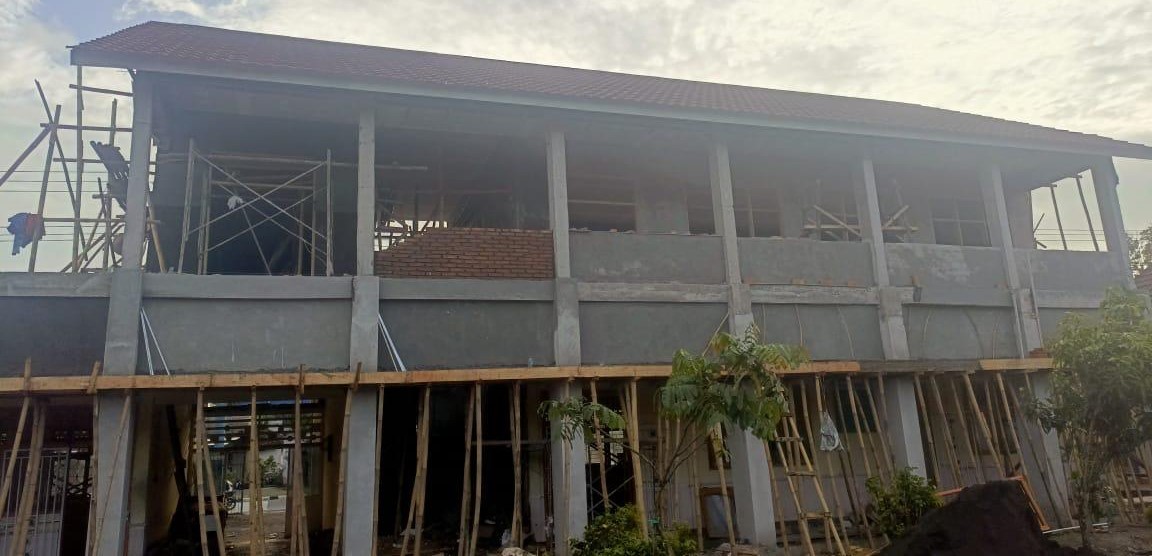 Pengerjaan rehabilitasi dan pembangunan ruang kelas baru di SMPN 17 Mataram terancam molor. Proyek sekolah di Mataram terancam molor, Disdik ultimatum kontraktor.