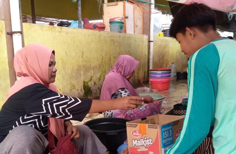 Siswa SMAN 1 Sakra saat melakukan penggalangan dana untuk membantu korban bencana banjir di Sumatera.