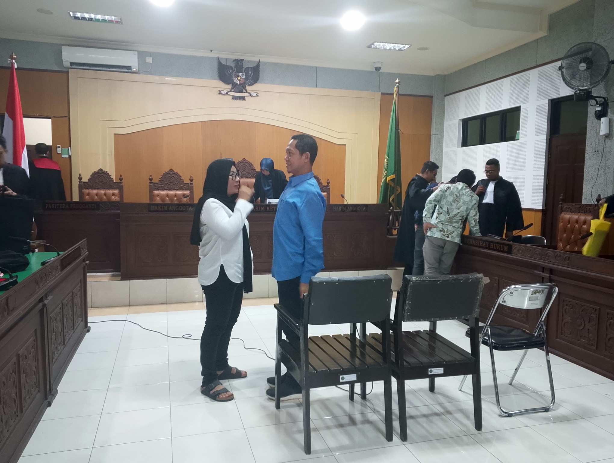 SIDANG PERDANA: Terdakwa Ida Adnawati berdiskusi dengan terdakwa Mawardi Khairi usai persidangan dengan agenda pembacaan dakwan di PN Tipikor Mataram, Senin (22/12).