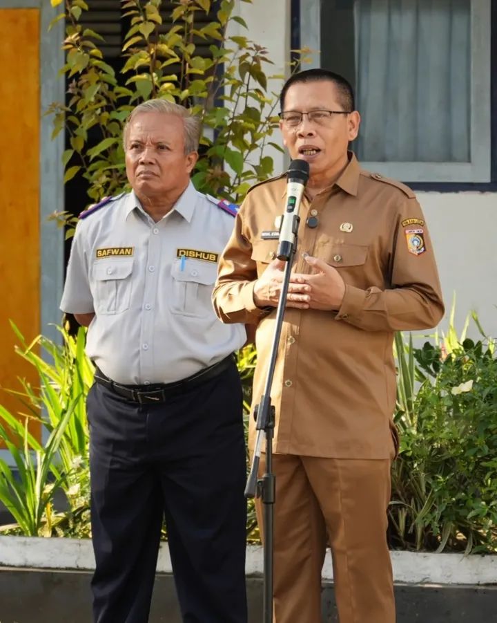 Wakil bupati Lotim Moh Edwin Hadiwijaya saat memberikan arahan kepada dinas perhubungan saat mengikuti apel padi di Kantor Dinas Perhubungan