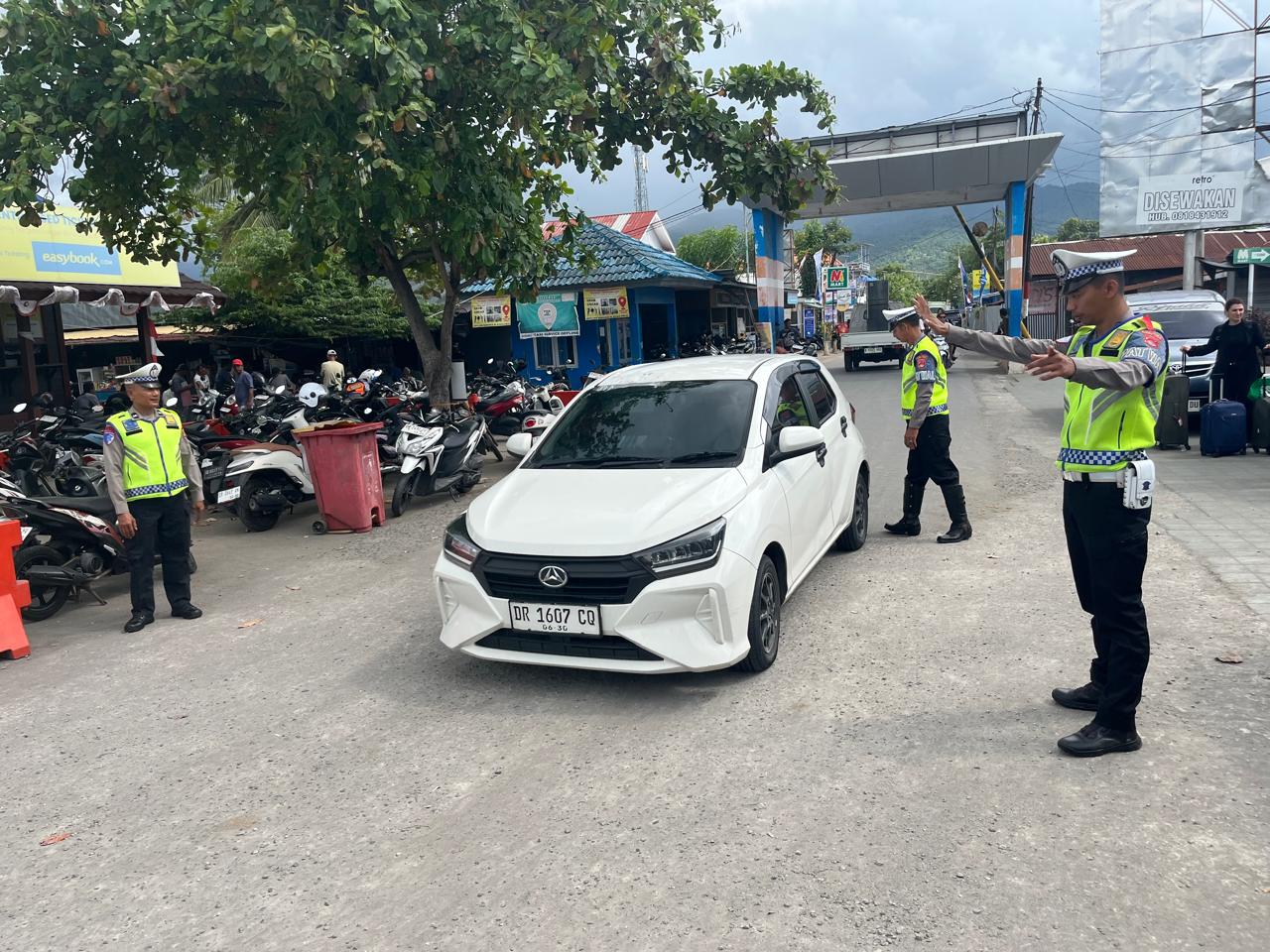 SIAP SIAGA: Personel Polres KLU melakukan pengamanan di kawasan Pelabuhan Bangsal