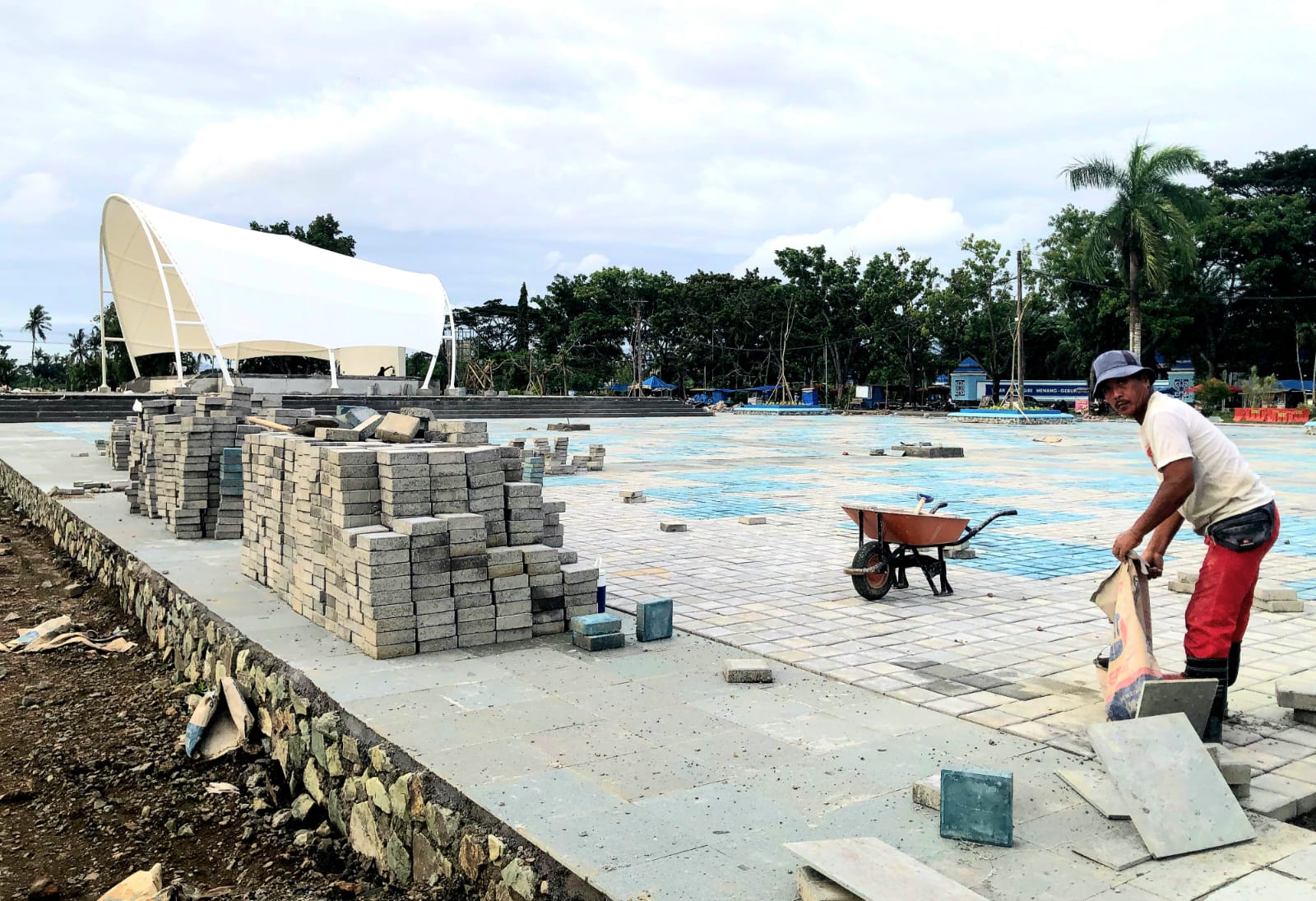 DIKEBUT: Para pekerja terlihat memgebut proyek pembangunan Alun-alum Kota Gerung, Senin (22/12).