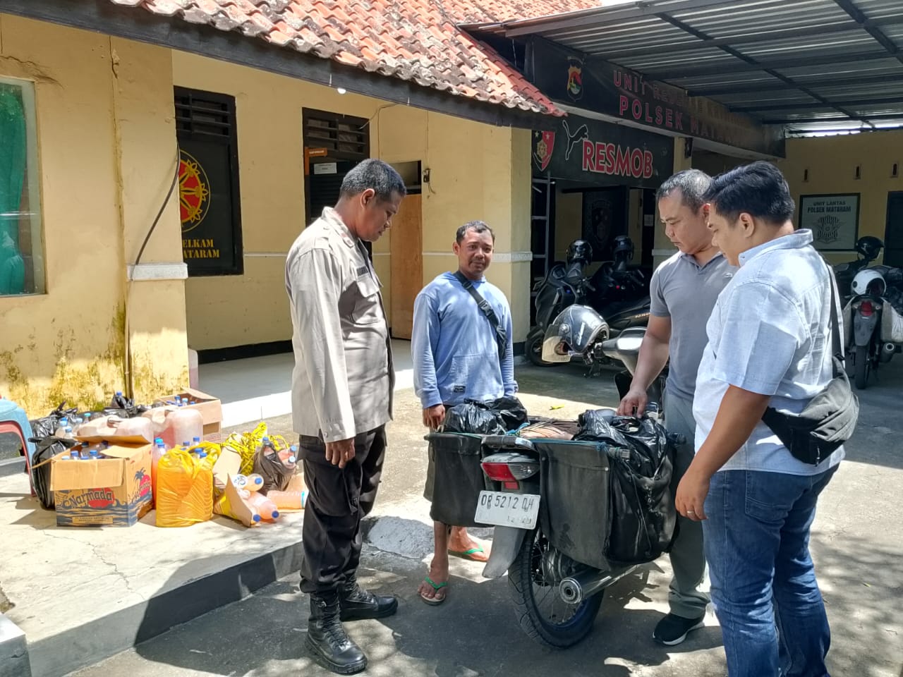 KENA RAZIA: Motor pengangkut dua jeriken miras tradisioal diamankan aparat Polsek Mataram, Selasa (23/12).