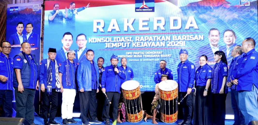 Sekjen Partai Demokrat Herman Khaeron disampingi Plt Ketua DPD Demokrat NTB Si Made Rai Edi Astawa saat membuka Rakerda DPD Demokrat NTB di Hotel Lombok Astoria Mataram, Senin (22/12).