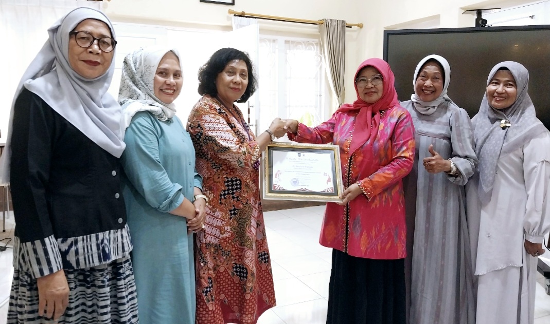 Ketua BKOW NTB Bidang Kesehatan Masyarakat Prof Ruth Stella Petrunella Thei menyerahkan piagam penghargaan kepada Ketua DPRD NTB Baiq Isvie Rupaeda, Selasa (23/12).