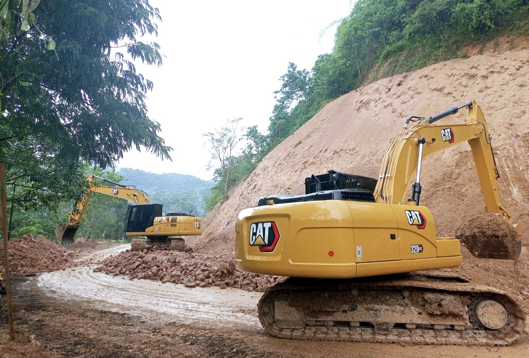 Kontraktor terus mengerjakan proyek jalan long segment Lunyuk-Lenangguar, Kabupaten Sumbawa, Senin (22/11). Proyek ini belum tuntas dan baru mencapai progres 65 persen.