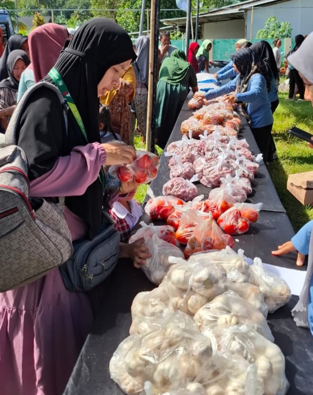 HARGA MURAH: Masyarakat Lombok Utara membeli kebutuhan dapur di lokasi GPM