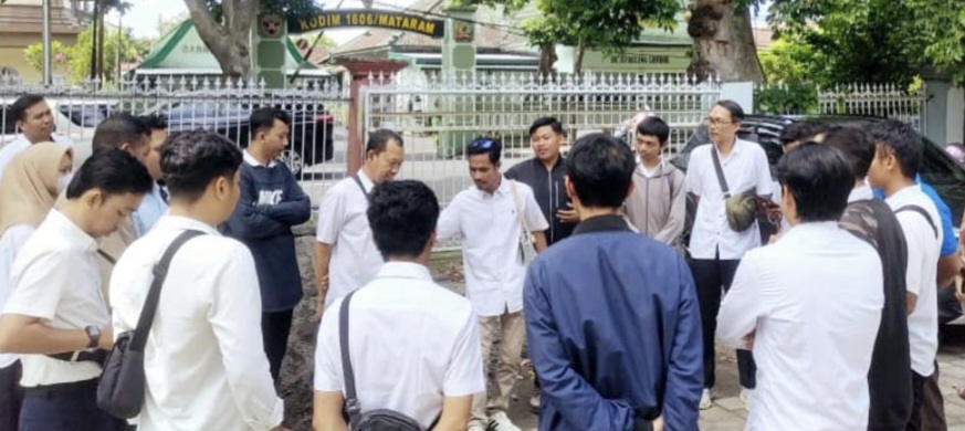Aliansi 518 Honorer Pemprov NTB berkumpul di depan kantor BKD NTB. Mereka menunggu realisasi dana tali asih yang dijanjikan Gubernur Iqbal.