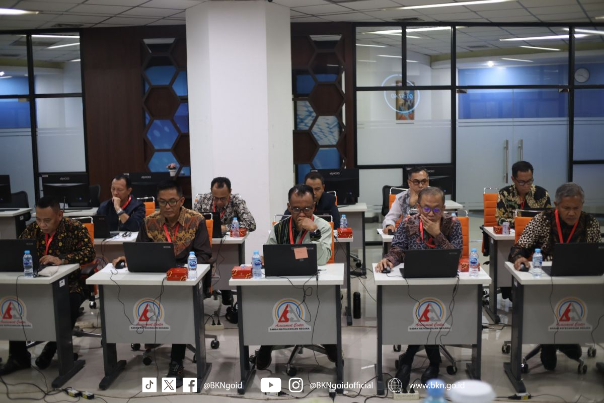 10 kandidat calon Sekretaris Daerah (Sekda) NTB, saat mengikuti proses asesmen dari unit Pusat Penilaian Kompetensi ASN BKN, Senin (22/12).