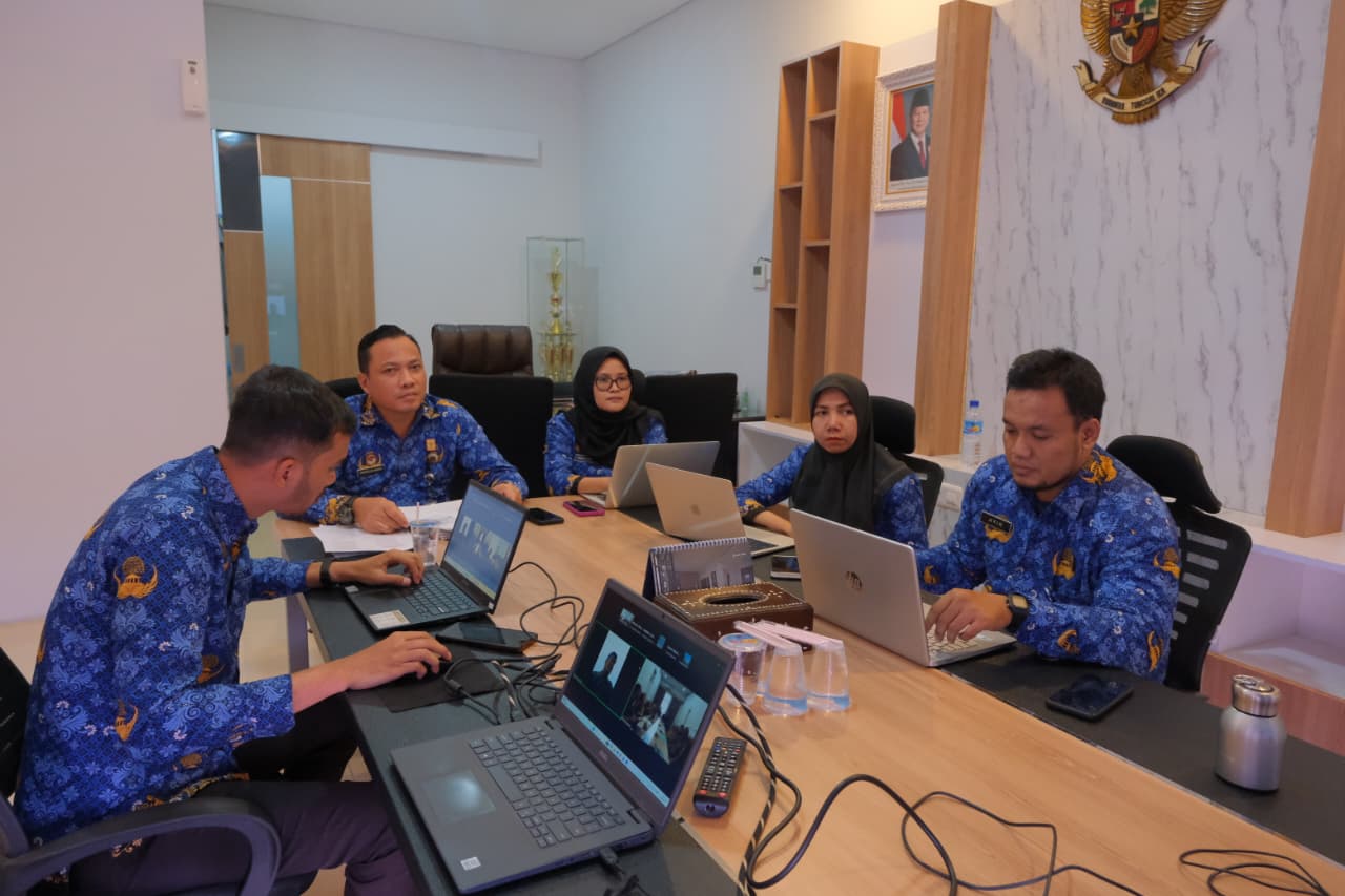 Rapat Pengharmonisasian terhadap 1 Rancangan Peraturan Daerah dan 6 Rancangan Peraturan Bupati Kabupaten Sumbawa, Senin (22/12).