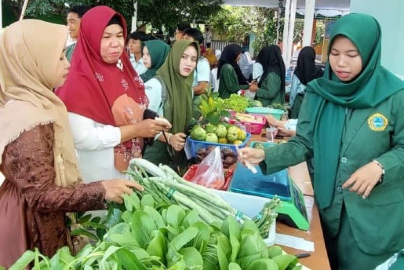 Siswa SMKPPN Mataram menjajakan olahan hasil pertanian dan hortikultura di sekolah setempat, pekan lalu. SMKPPN Mataram perkuat vokasi pertanian dukung ketahanan pangan.