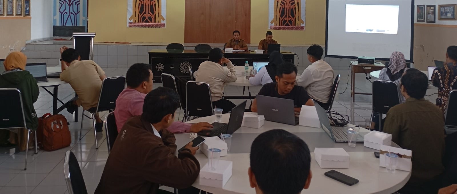 Kasi Kelembagaan Sarpras Disdik Kota Mataram Akmaludin sosialisasi kelengkapan dokumen bantuan rehabilitasi di aula setempat. Sebanyak 30 SD kejar dokumen rehabilitasi, rekomendasi PUPR jadi penentu.