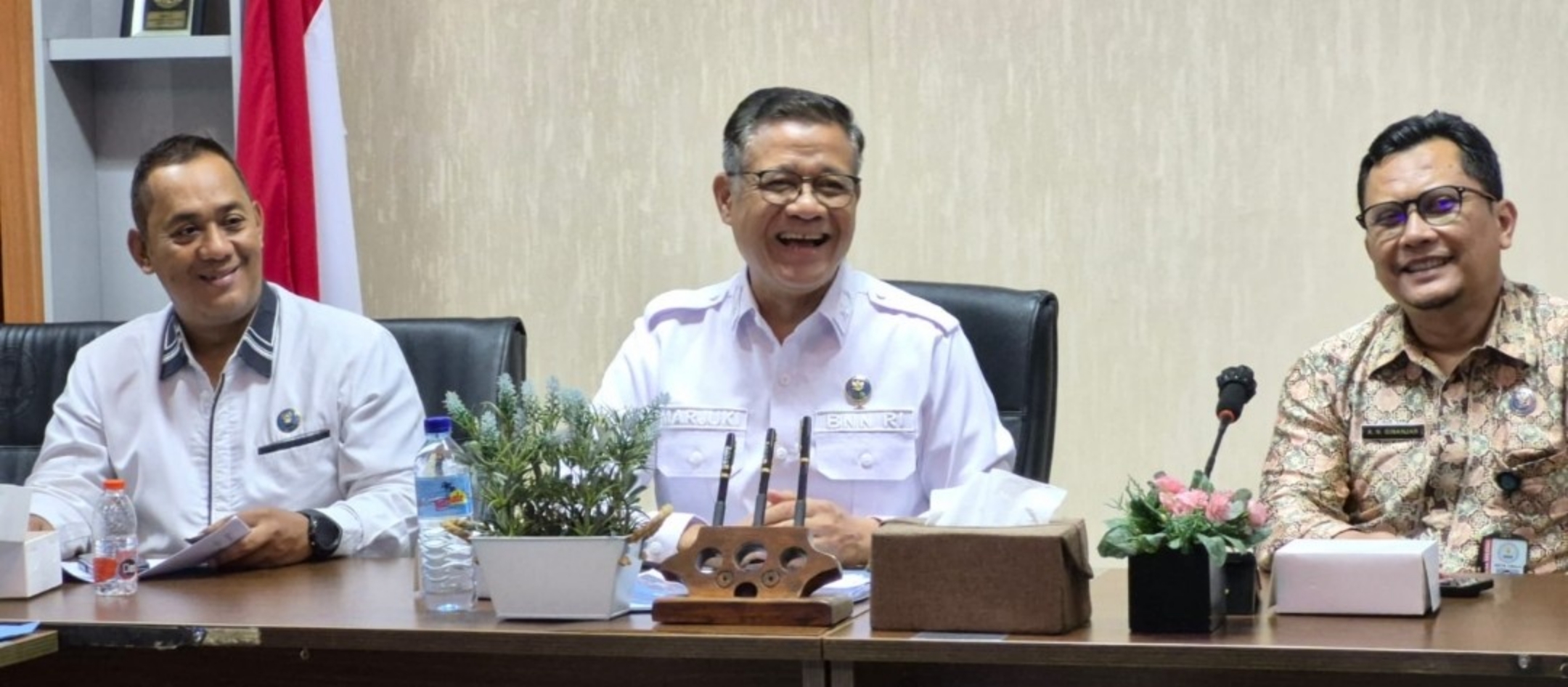 PEMAPARAN: Kepala BNN NTB Brigjen Pol Marjuk memberikan keterangan hasil pengungkapan dan kegiatan yang dilaksanakan BNN NTB selama tahun 2025, Selasa (23/12).